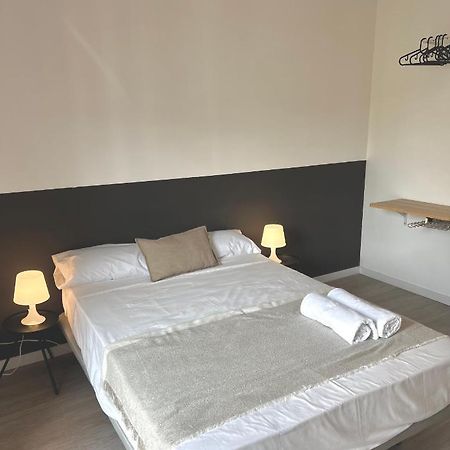 Casa De Huespedes Mi Lla Hotel Madrid Bagian luar foto