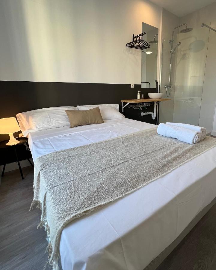 Casa De Huespedes Mi Lla Hotel Madrid Bagian luar foto